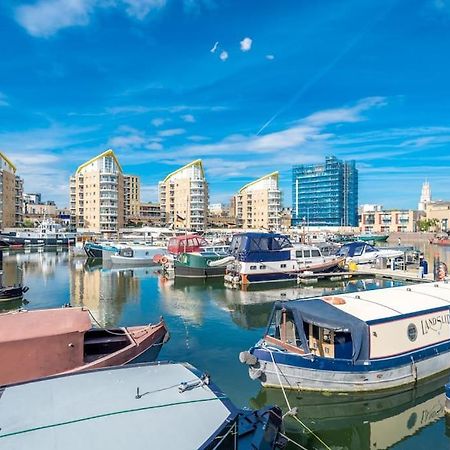 Luxurious Houseboat Near Canary Wharf In London Exterior photo