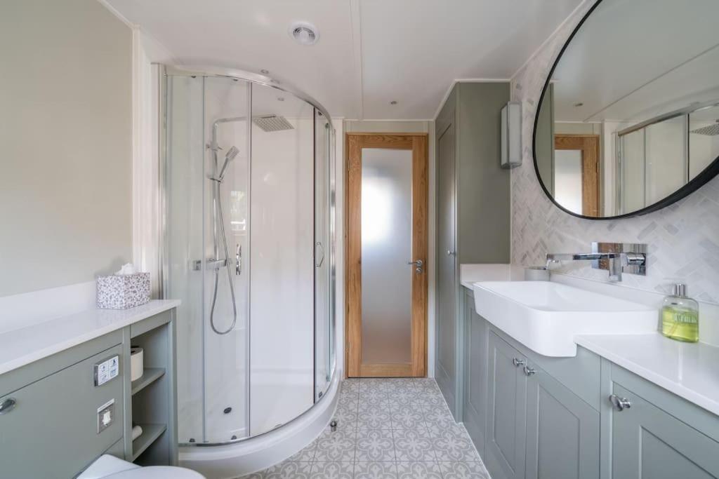 Luxurious Houseboat Near Canary Wharf In London Exterior photo