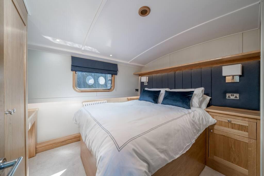 Luxurious Houseboat Near Canary Wharf In London Exterior photo