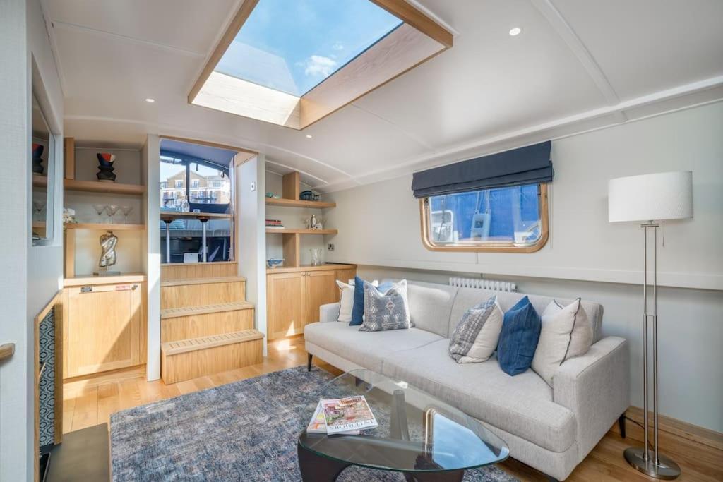 Luxurious Houseboat Near Canary Wharf In London Exterior photo