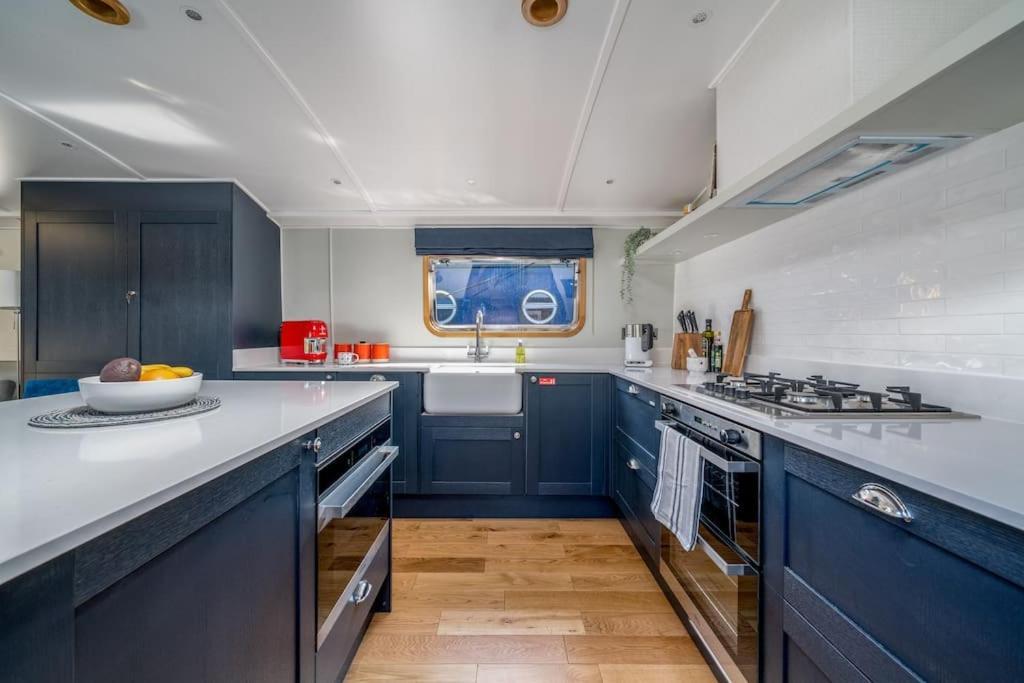 Luxurious Houseboat Near Canary Wharf In London Exterior photo