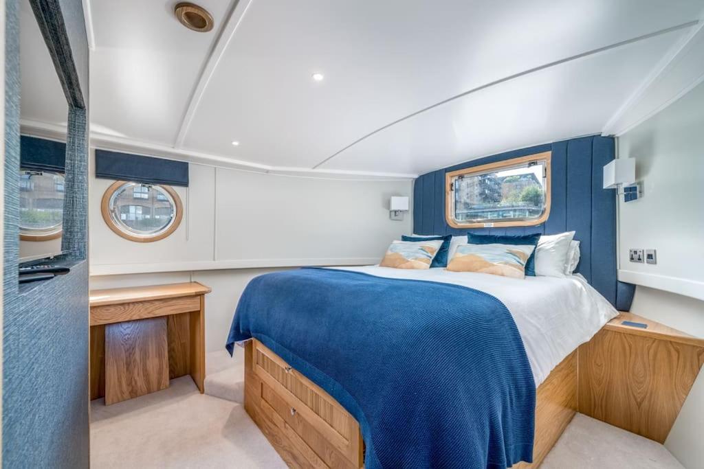 Luxurious Houseboat Near Canary Wharf In London Exterior photo
