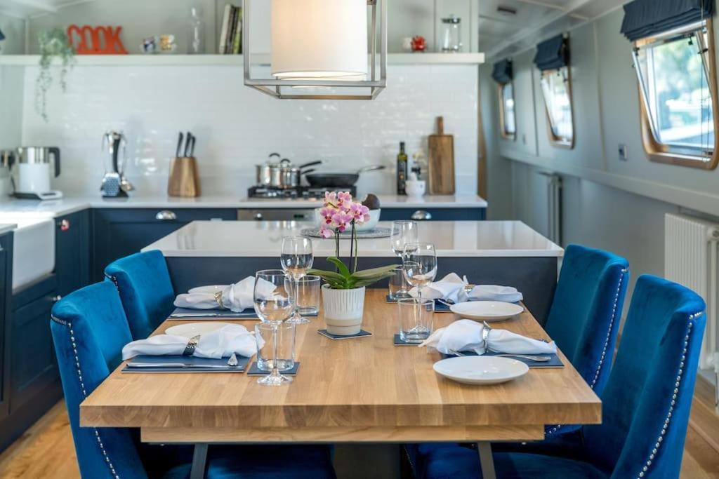 Luxurious Houseboat Near Canary Wharf In London Exterior photo