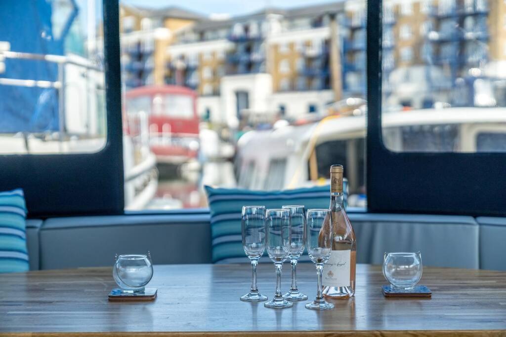 Luxurious Houseboat Near Canary Wharf In London Exterior photo