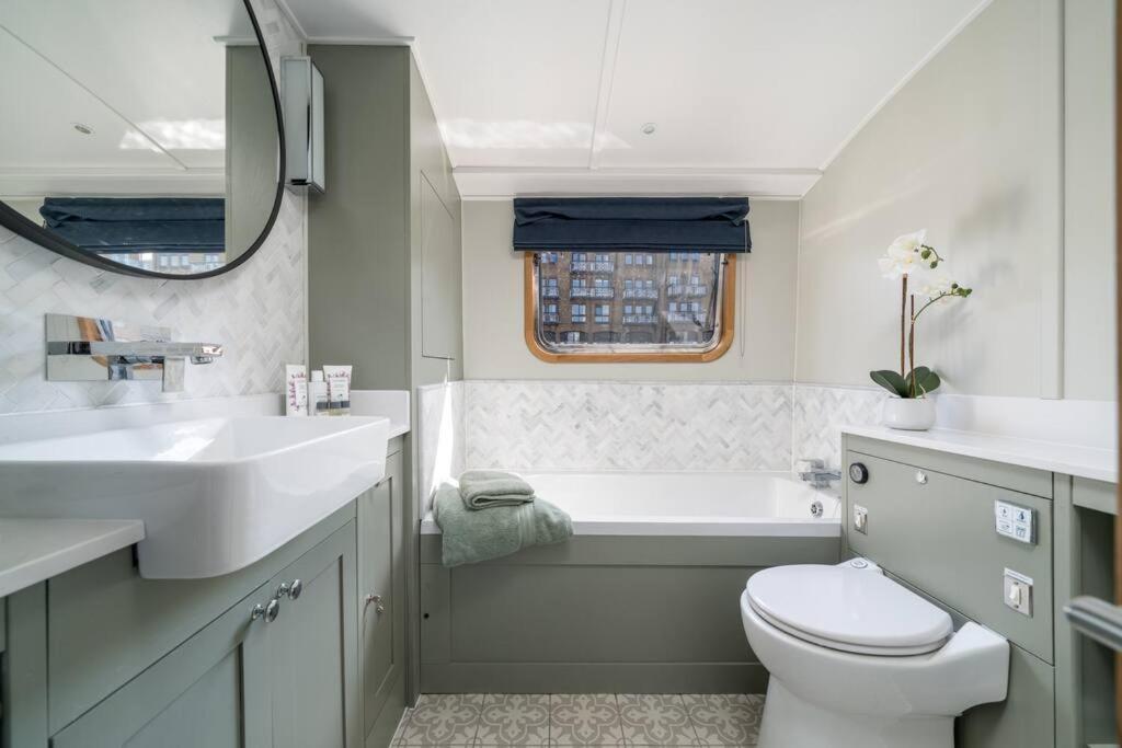 Luxurious Houseboat Near Canary Wharf In London Exterior photo